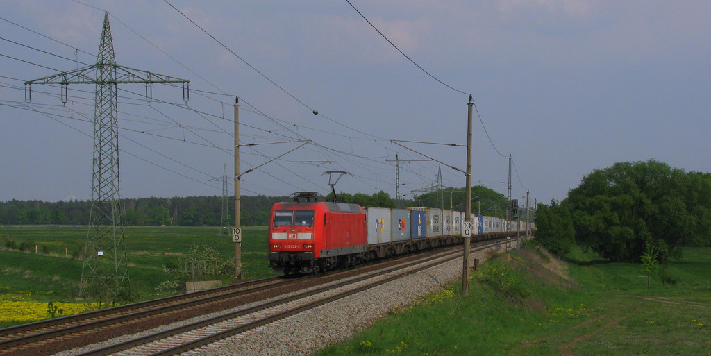 145 035-2 kam dann zum mehrst�ndigen Halt mit ihrem Containerzug nach Saarmund eingefahren. 29.04.2011