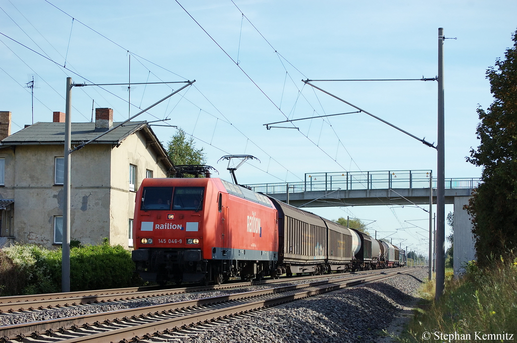 145 046-9 mit dem RE nach Wolfsburg in Vietznitz :D Nat�rlich ist das kein RE nach Wolfsburg sondern es handelt sich hier um einem gemischten G�terzug. 28.09.2011