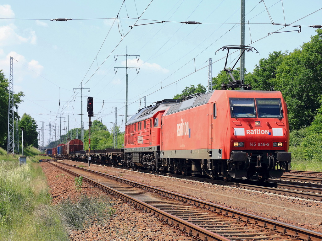 145 046-9 passiert am 23. Mai 2012 den Ort Diedersdorf in Brandenburg in Richtung Berlin. Am Haken befand sich eine 232 (kalt)  sowie mehrere G�terwagen.