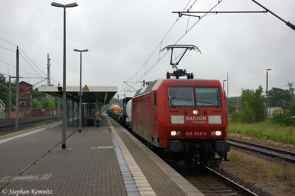 145 049-3 DB Schenker Rail Deutschland AG mit einem gemischtem G�terzug in Rathenow und fuhr nach einem DB Autozug und einem ICE weiter in Richtung Stendal. 20.06.2012
