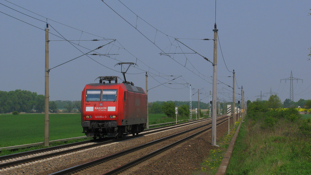 145 054-3 trudelte als n�chstes Solo zum Halt in Satzkorn an uns vorbei. Gr��e an den Tf!