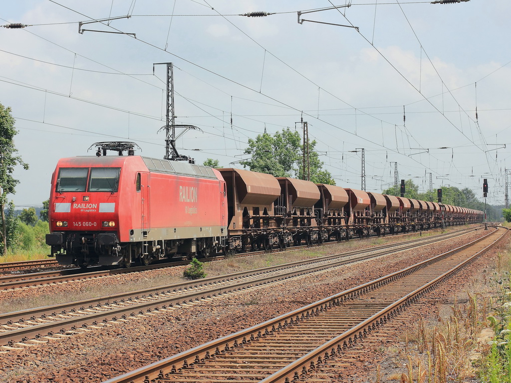 145 060-6 mit einem Zug Sch�ttgutwagen in Richtung Potsdam, am 04. Juli 2012 in Saarmund.
