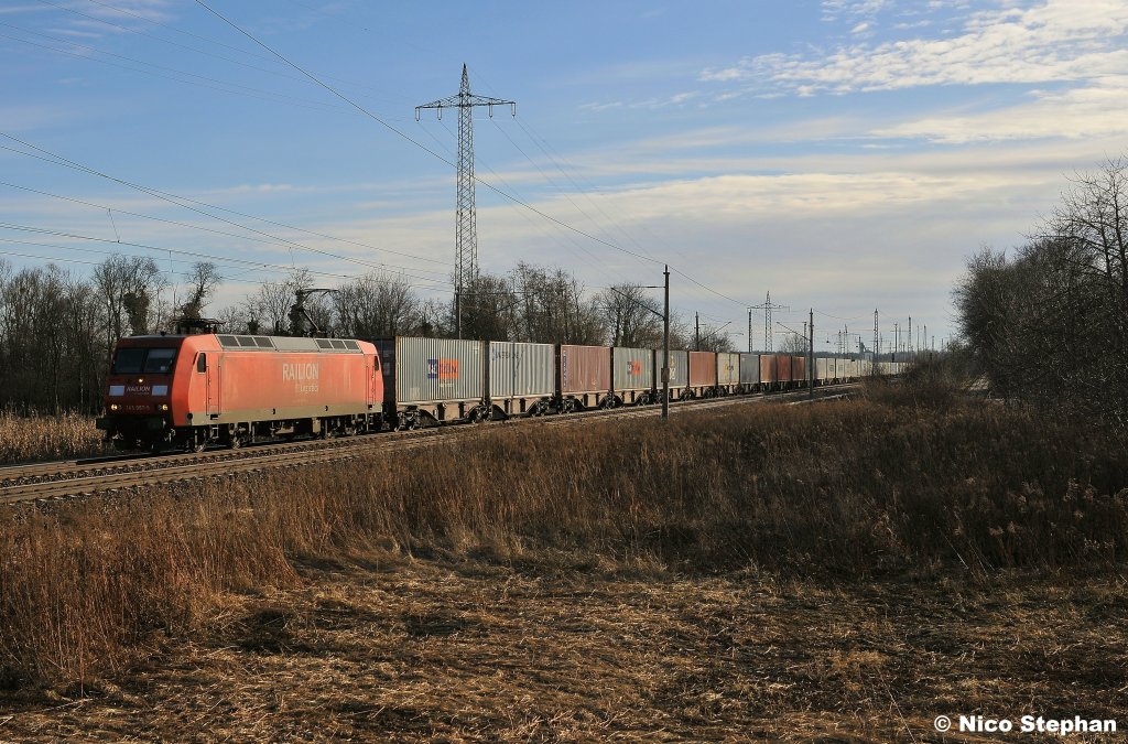 145 067-5 war mit einem vollen Containerzug an die Nordsee unterwegs,hier wurde sie am B� bei Satzkorn abgelichtet (12.02.11)