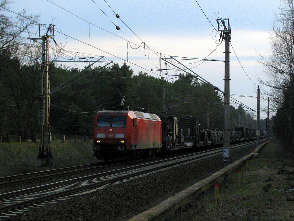145 068-3 durchquert am 30.03.2010 Bestensee mit  hei�er  Ware (franz�sischem M�nnerspielzeug). Am Schluss lief dann noch ein Milit�rbegleitwagen mit Soldaten mit.