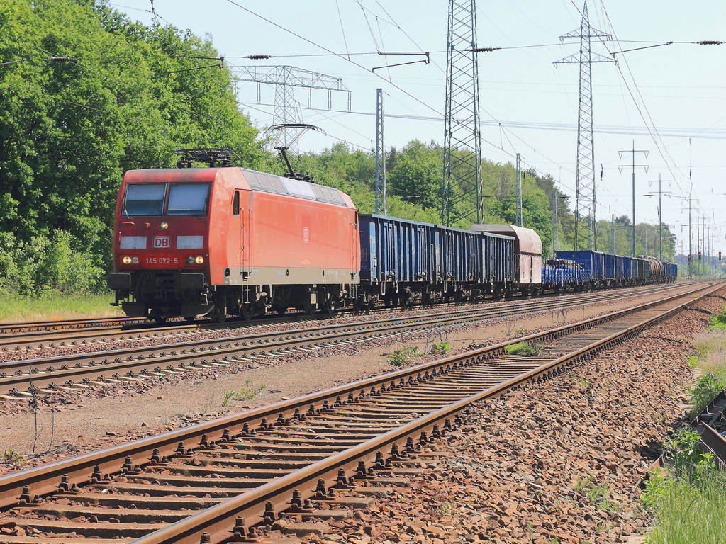 145 072-5 passiert am 23. Mai 2012 mit einem G�terzug den Ort Diedersdorf in Brandenburg.


