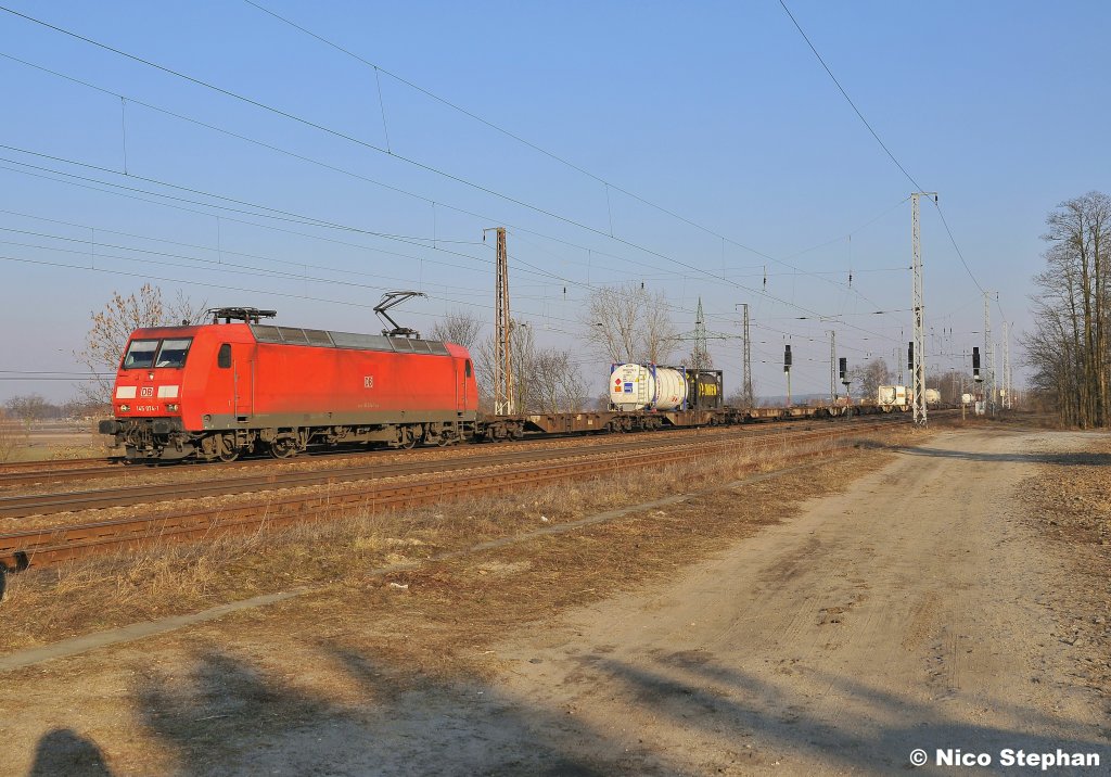 145 074-1 rollte mit einem sehr schlecht ausgelasteten Fl�ssigkeitscontainerzug durch Saarmund (01.03.11)
