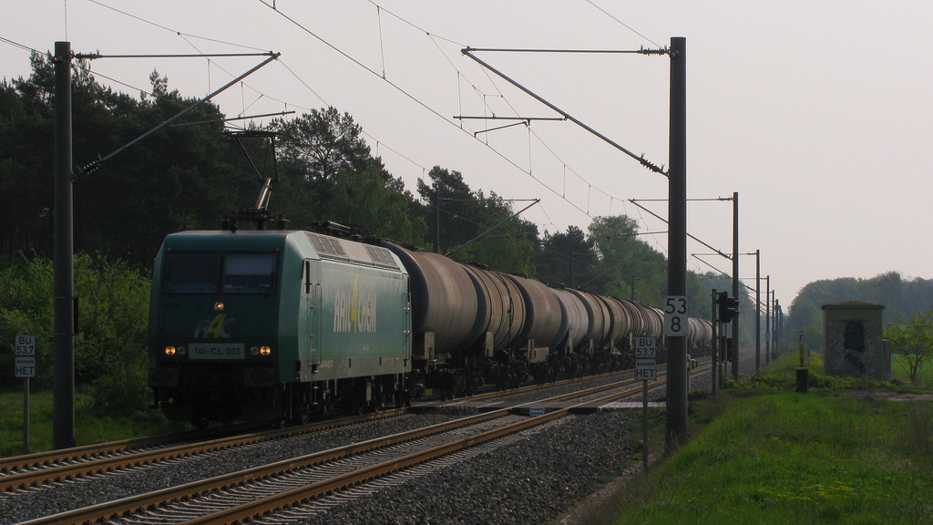 145 – CL 003 der Rail 4 Chem kam mit einem Kesselzug Richtung Brandenburg durch Jeseritz. 29.04.2011
