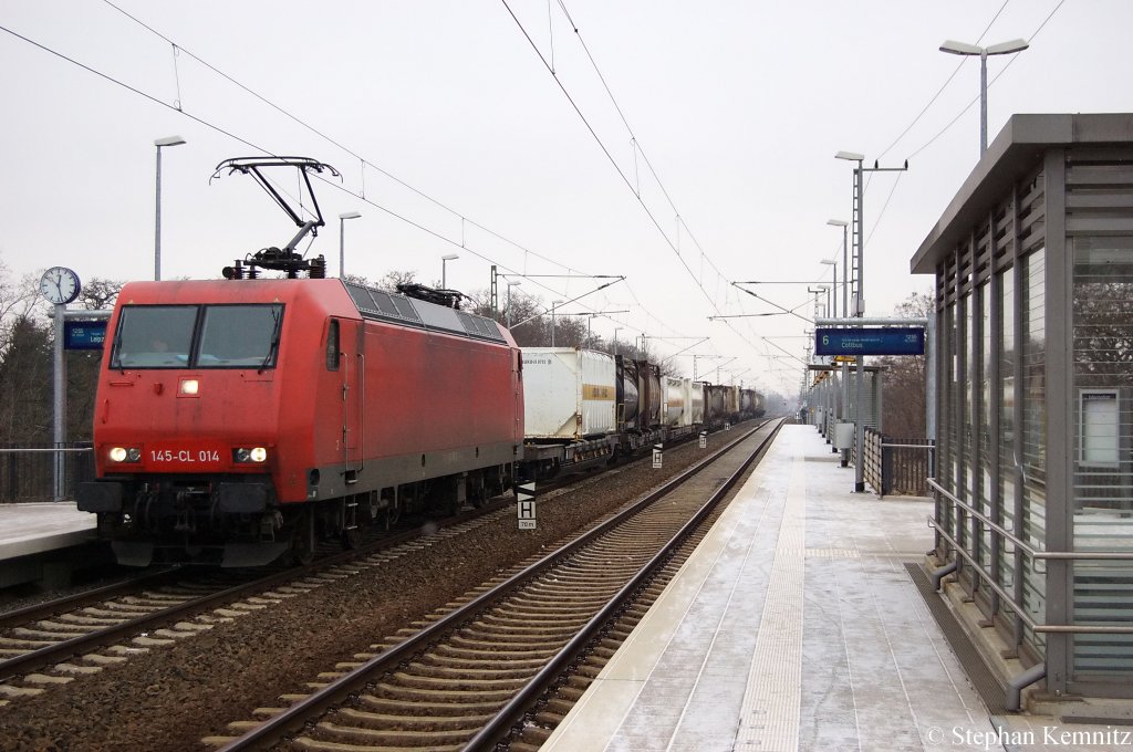 145-CL 014 (145 092-3) die f�r Crossrail f�hrt mit einem Containerzug in Falkenberg(Elster). 19.02.2011