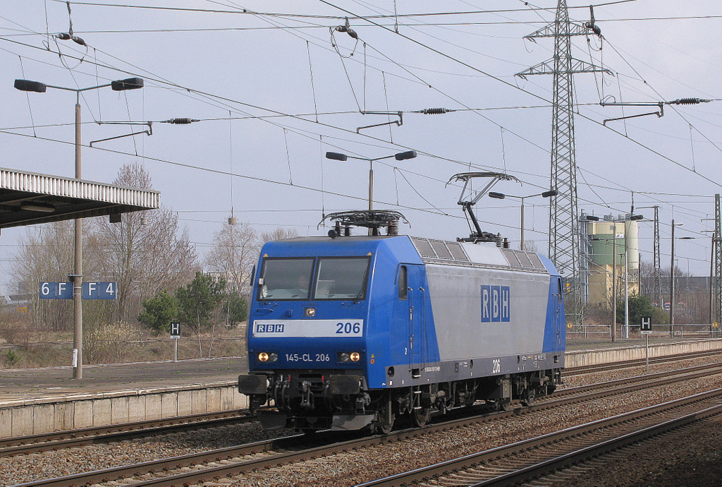 145 CL 206 der RBH Lz in Richtung Glasower Damm durch Berlin Sch�nefeld Flughafen am 02.04.2011.