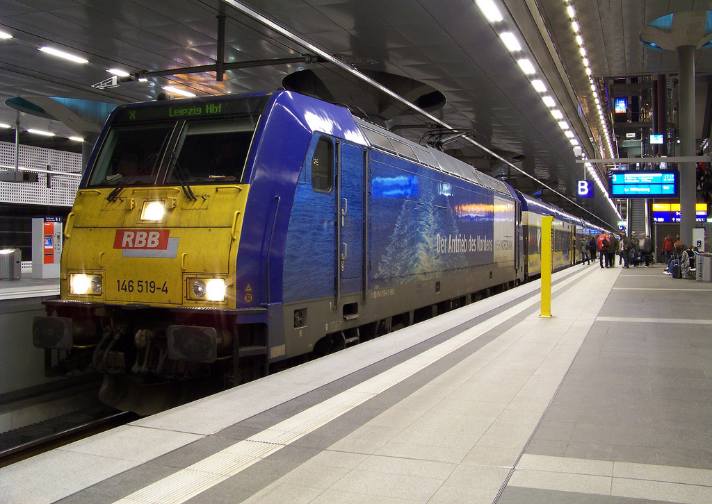 146 519-4 mit X 80004 aus Warnem�nde nach Leipzig Hbf hier zu sehen am Berliner Hbf(tief). 05.12.2009
