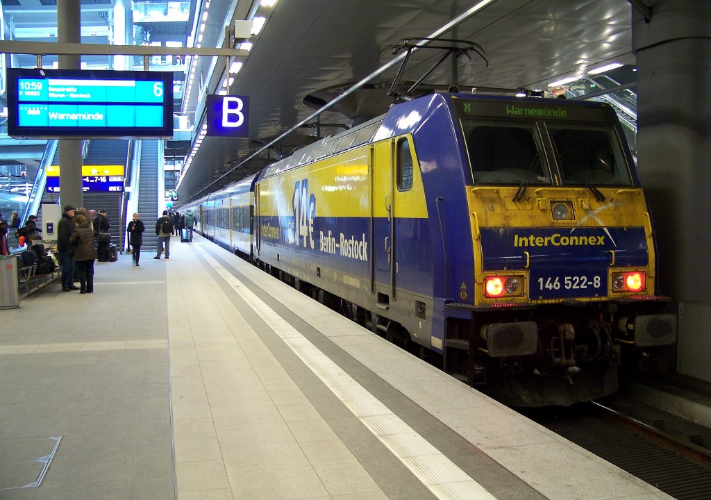 146 522-8 steht mit seinem InterConnex nach Warnem�nde im Berliner Hbf(tief) bereit und wartet auf die Weiterfahrt. 24.01.2010