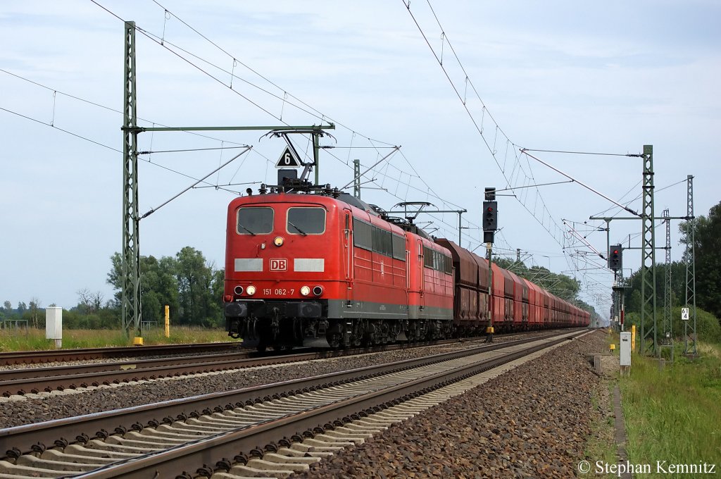 151 062-7 & 151 026-2 mit einem Falns Ganzzug in Friesack(Mark) in Richtung Neustadt(Dosse) unterwegs. Netten Gru� zur�ck! 26.05.2011