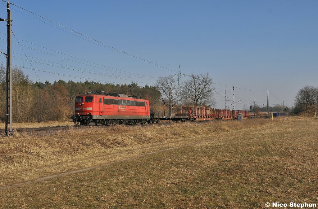 151 068-4 rollt mit ihrem Mischer f�r Seddin gem�tlich durch Ahrensdorf (26.02.11)