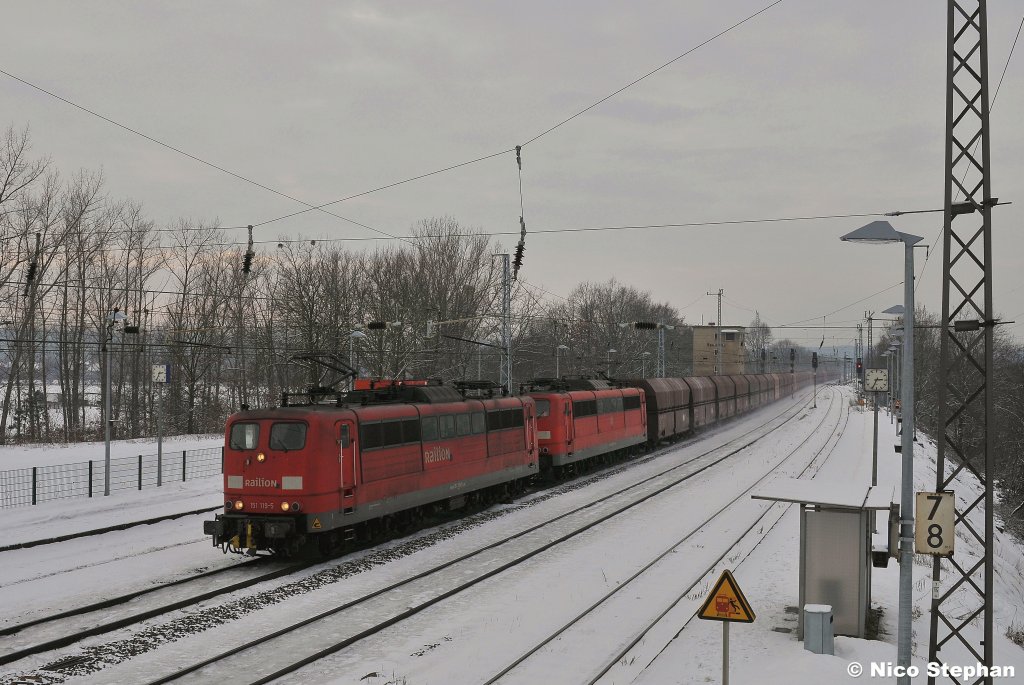 151 115-9 & 151 099-9 brachten frisches Erz f�r das Stahlwerk in Ziltendorf,hier rollt die schwere Fuhre durch Saarmund (04.01.11)