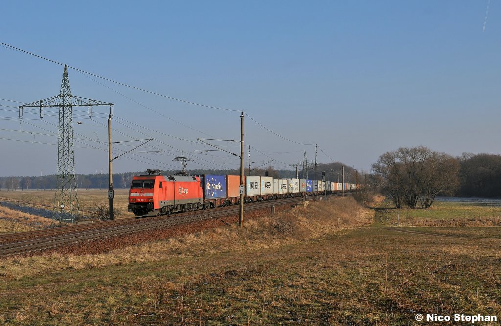 152 021-2 donnerte mit einem langen & lauten Containerzug durch die Felder von Nudow (29.01.11)