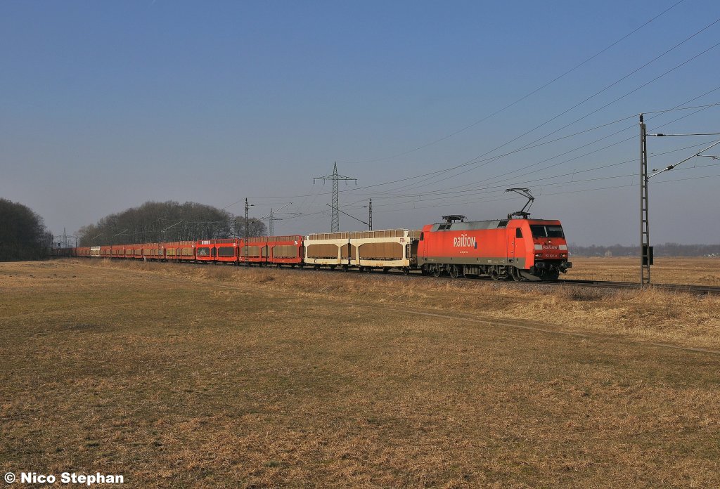 152 023-8 war mit einem leeren Autozug nach Frankfurt-Oderbr�cke unterwegs,hier in Ahrensdorf (26.02.11)