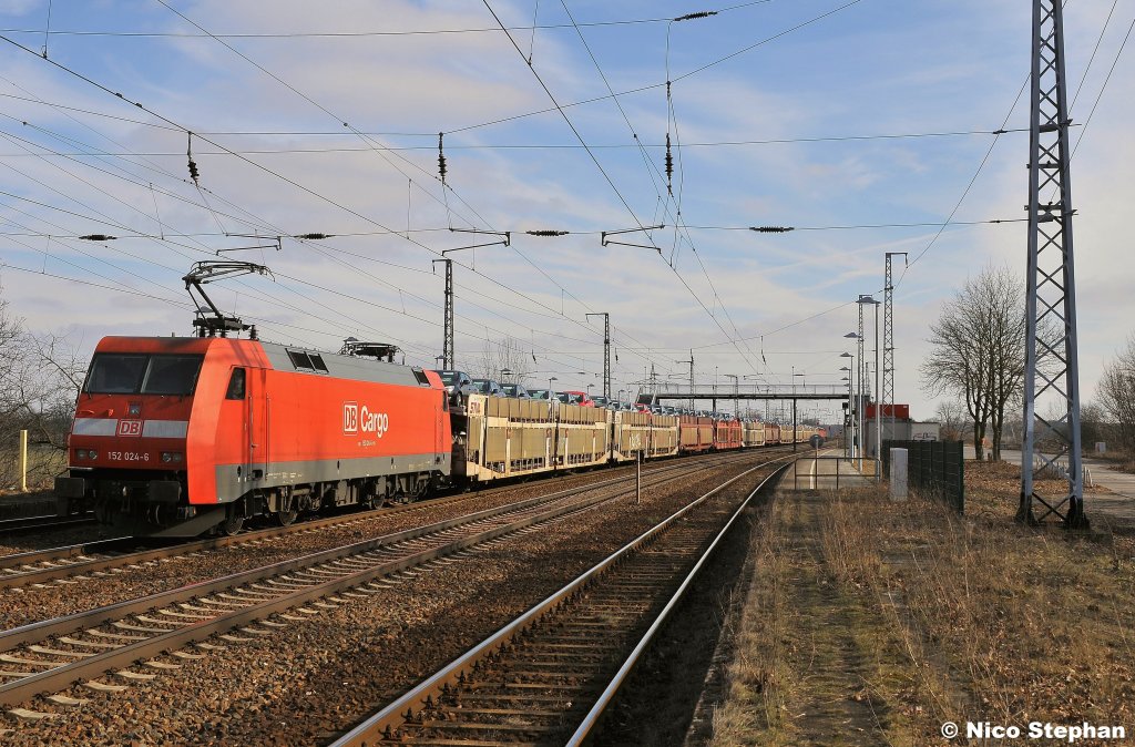 152 024-6 wartet in Saarmund mit einem vollen Autozug auf ihren neuen Lokf�hrer (20.02.11)
