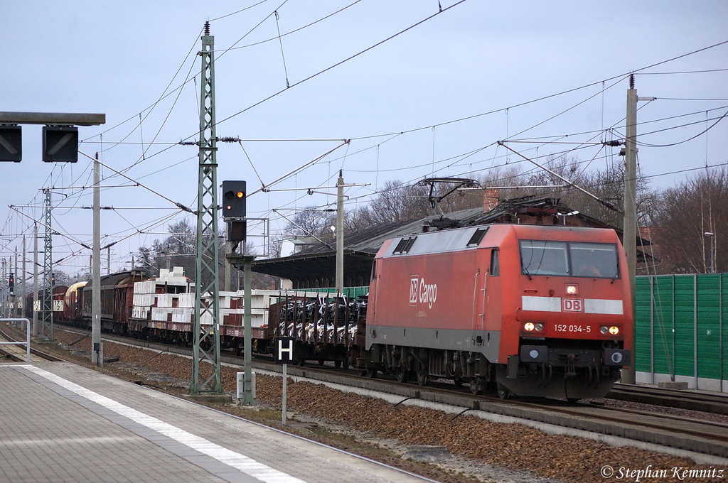 152 034-5 mit einem gemischtem G�terzug in Rathenow in Richtung Wustermark unterwegs. 14.03.2012