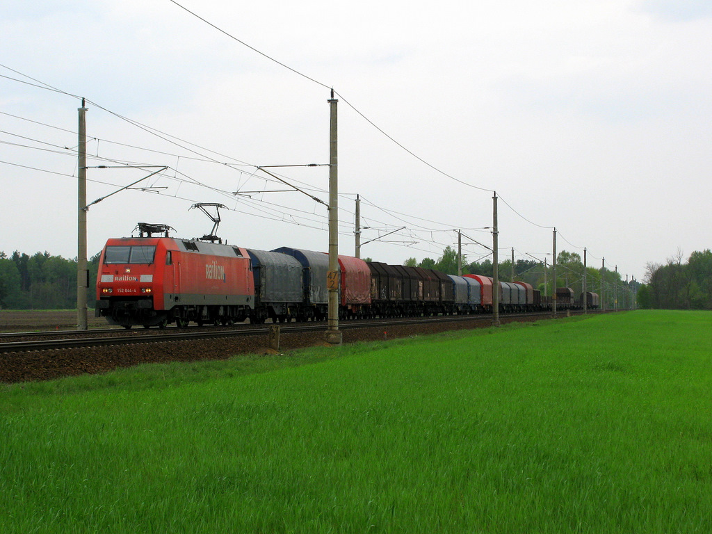 152 044-4 ist der erste G�terzug der L�pten am 1.Mai 2010 durcheilte Richtung Frankfurt/Oder Oderbr�cke via Cottbus.