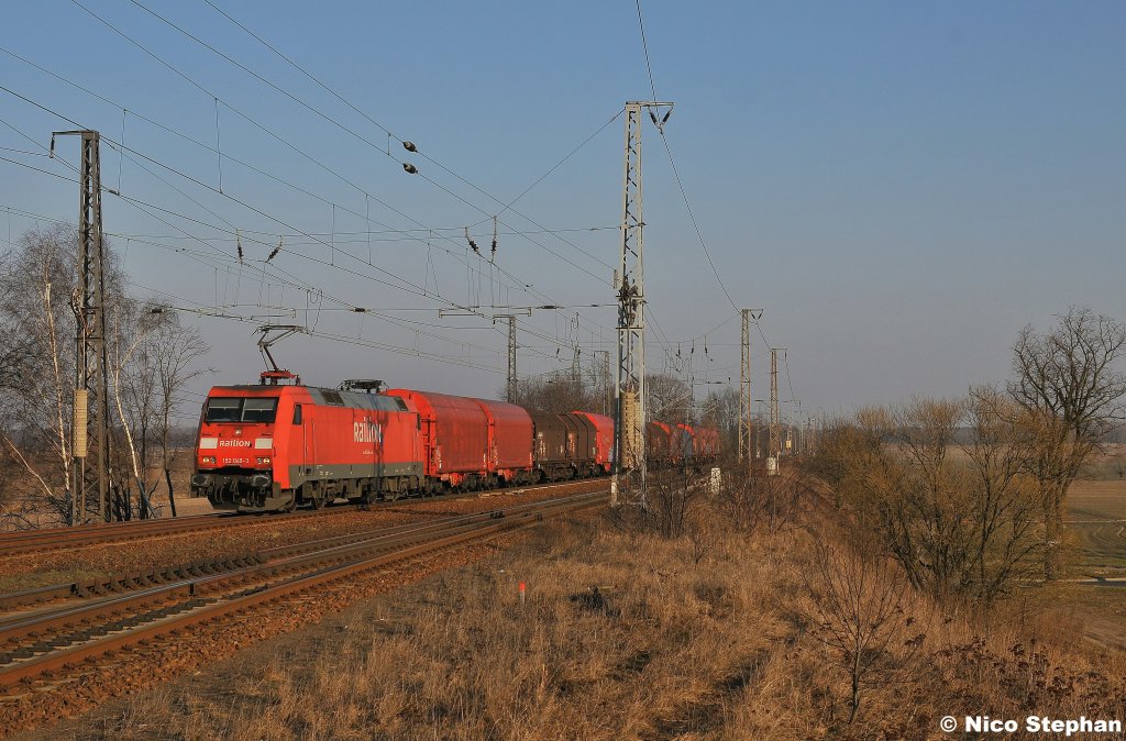 152 049-3 brachte ein paar „frische“ Blechrollen von Ziltendorf nach Seddin,hier in der �stlichen Einfahrt von Saarmund (26.02.11)