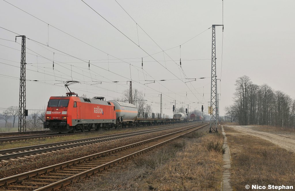 152 049-3 hatte einen gemischten Zug nach Seddin am Haken,hier durchf�hrt sie Saarmund (15.03.11)