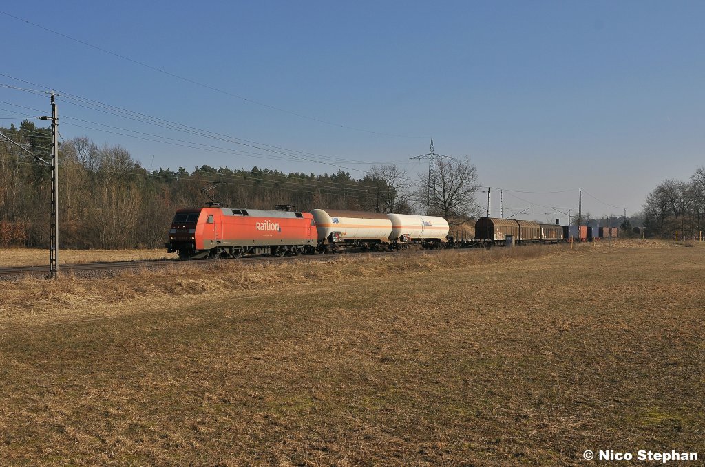 152 068-3 hatte einen Mischer f�r Seddin am Haken,als sie durch Ahrensdorf rollte (26.02.11)