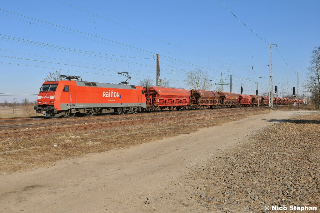 152 070-9 hatte vor einem Getreidezug Dienst,als sie durch Saarmund rollte (08.03.11)