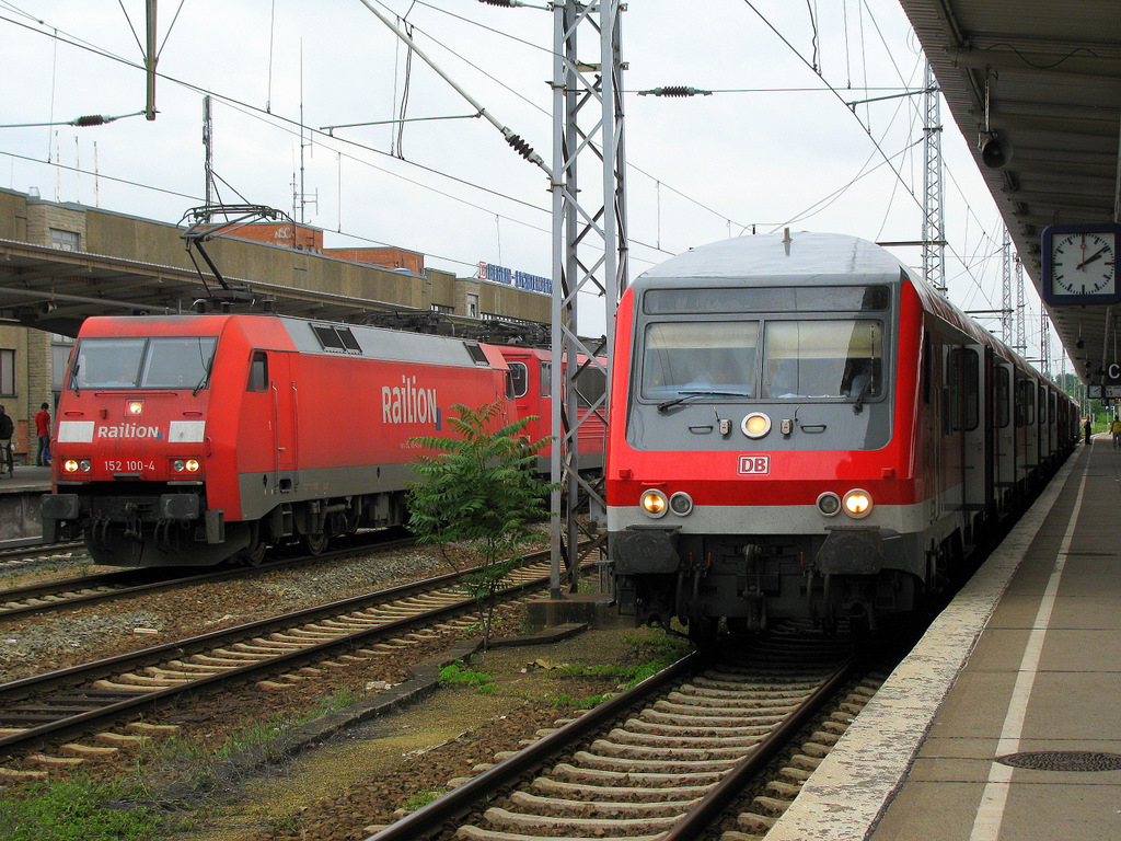 152 100-4 zieht einen Lokzug bestehend aus 155 223-1 und 145 097-2 der DB an einer wartenden ILA-Shuttle Garnitur in Richtung Au�enring vorbei. 12.06.2010