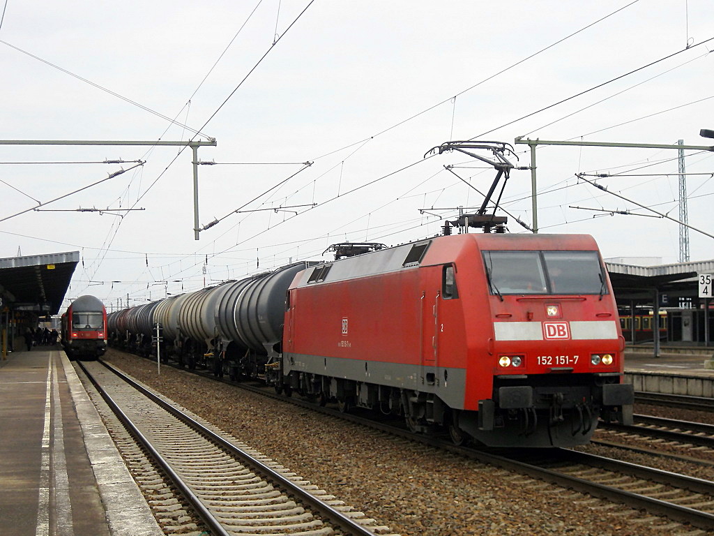 152 151-7 mit einem Kesselzug am 22. Februar 2012 im Bahnhof Berlin Sch�nefeld Flughafen