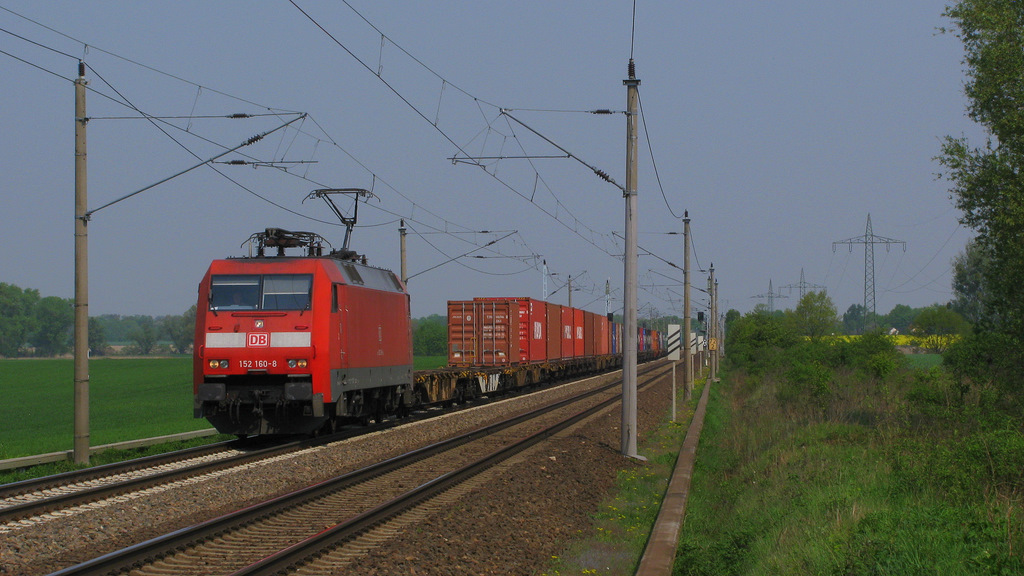 152 160-8 zog mit einem Containerzug in Richtung Golm an uns beiden und dem entlegenen B� bei Satzkorn vorbei. 29.04.2011