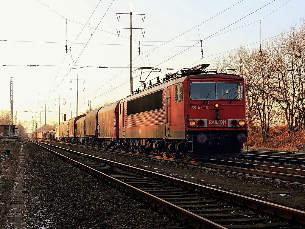 155 023-5 bei  Diedersdorf am 02. Februar 2012 mit einem  gemischten G�terzug Richtung Berlin. 