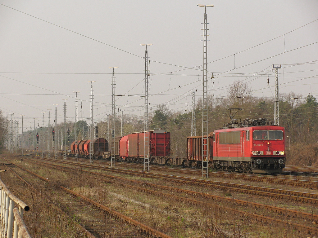 155 031-8 mit einem kurzen G�terzug in Richtung Saarmund schleicht durch den Michendorfer Bahnhof. Ich muss sagen, 155er ziehen nach meinem Empfinden gute Fotos an. :-D !02.04.2011