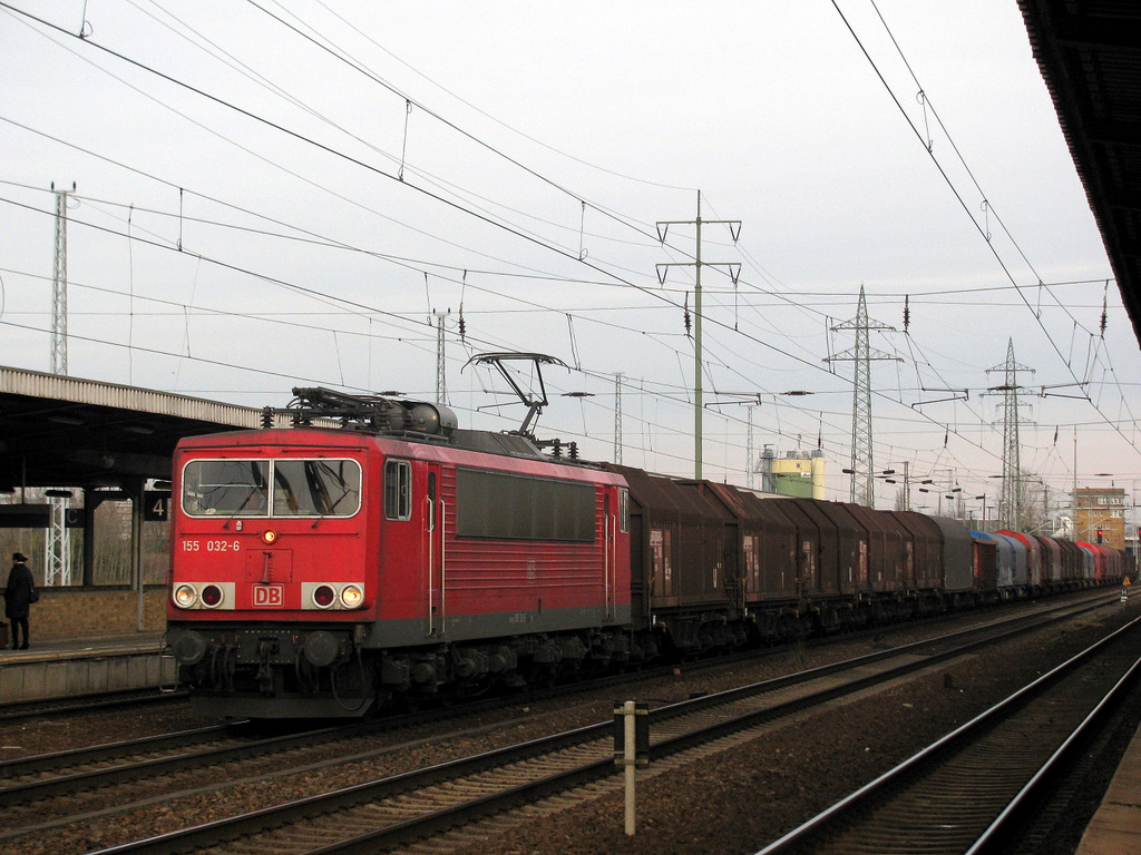 155 032-6 mit einem gemischten G�terzug am 5.12.2009 in Berlin Sch�nefeld.