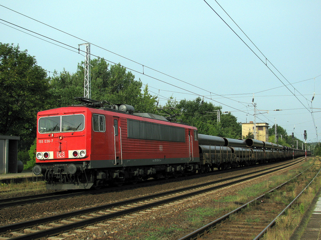 155 036-7 mit einem langen R�hrenzug am 17.08. durch Saarmund.
