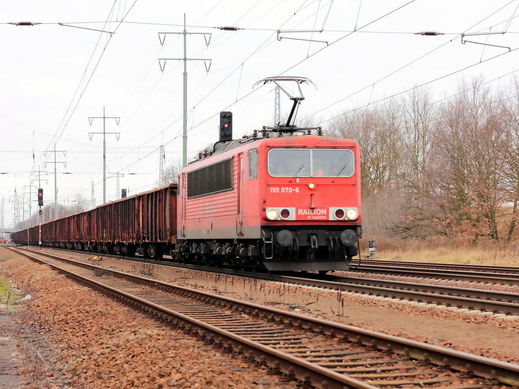 155 070-6 durchf�hrt am 09. Januar 2012  Diedersdorf in Brandenburg mit einem Ganzzug Hochbordwagen.