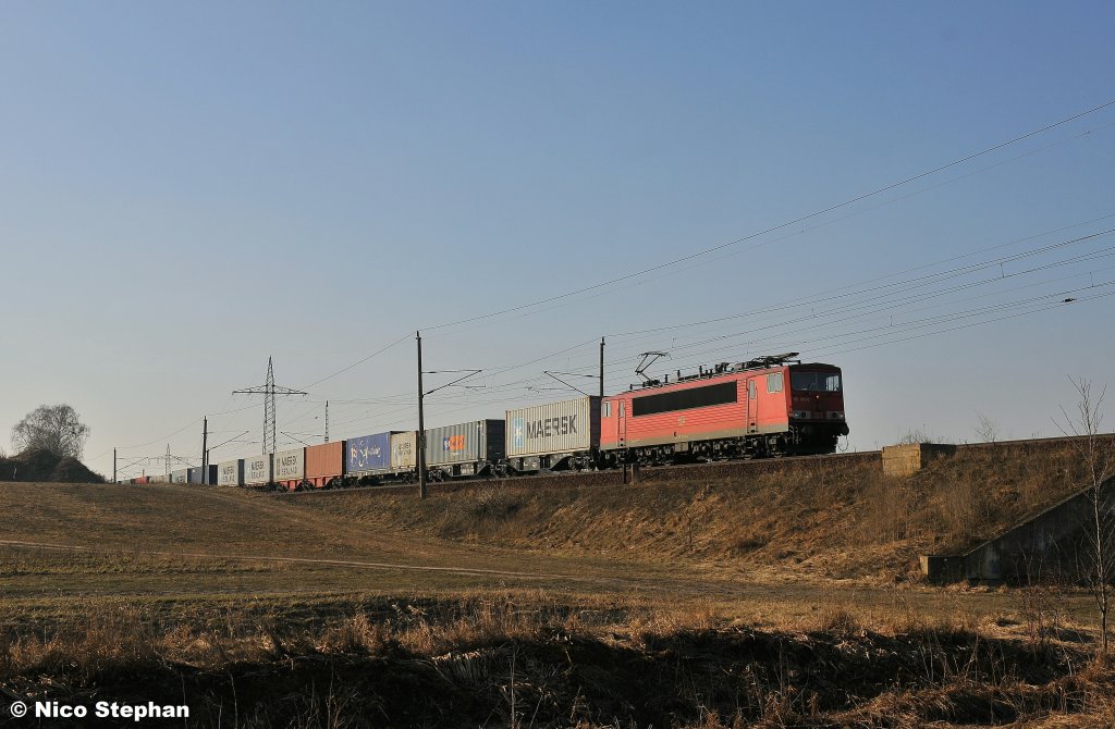 155 073-0 hatte einen Containerzug f�r Polen am Haken,als sie bei Nudow durch die Felder rollte (26.02.11)