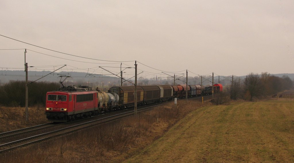 155 077-1 mit 62210 Richtung Genshagener Heide und dem Blick bis zur Kirche Saarmunds durch die Kurve. F�r diese Betrachtung machen sich die Wolken doch sehr gut. Gr��e zur�ck !