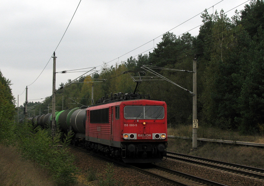 155 080-5 mit einem langen Kesselzug am 21.10.2009 durch Bestensee Richtung Norden. Der erste Wagen ist im Einsatz f�r Eva ;-)!