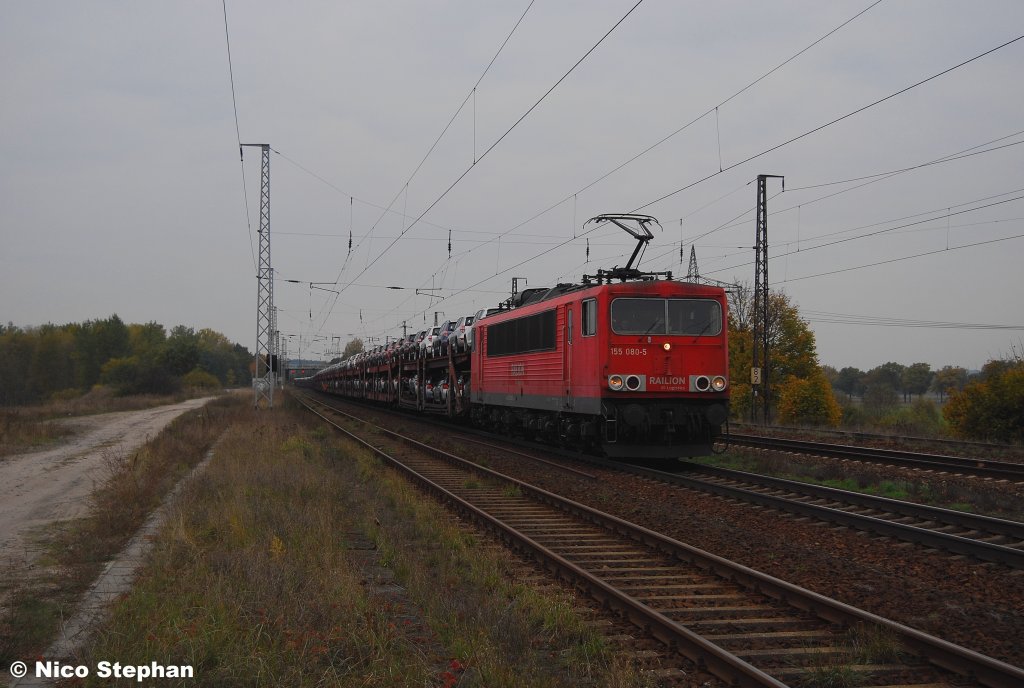 155 080-5 war mit einem vollen Autozug unterwegs,als sie durch Saarmund rollte (20.10.09)