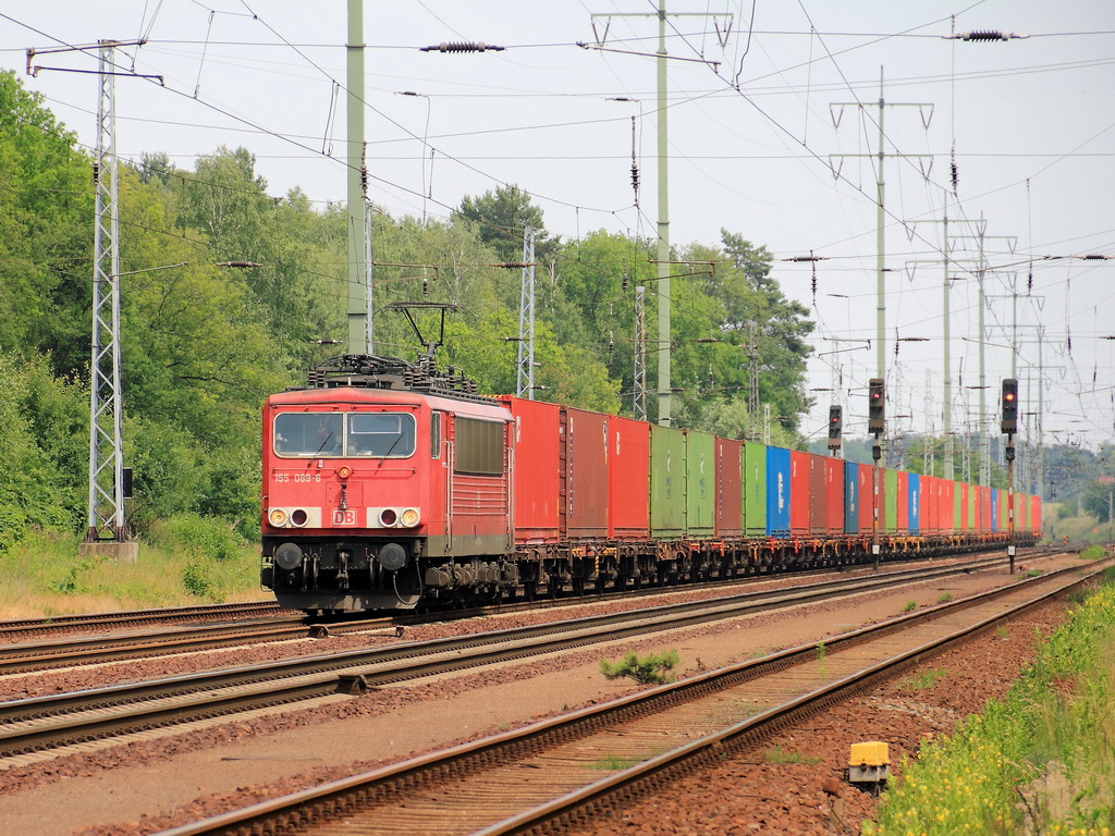155 089-6 mit einem Containerzug aus Gro�beeren g bei Diedersdorf am 18. Juni 2012. 