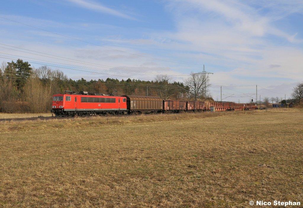 155 096-1 kam mit einem gemischten Zug f�r Seddin durch die Wiesen und Felder von Ahrensdorf gerollt (20.02.11)