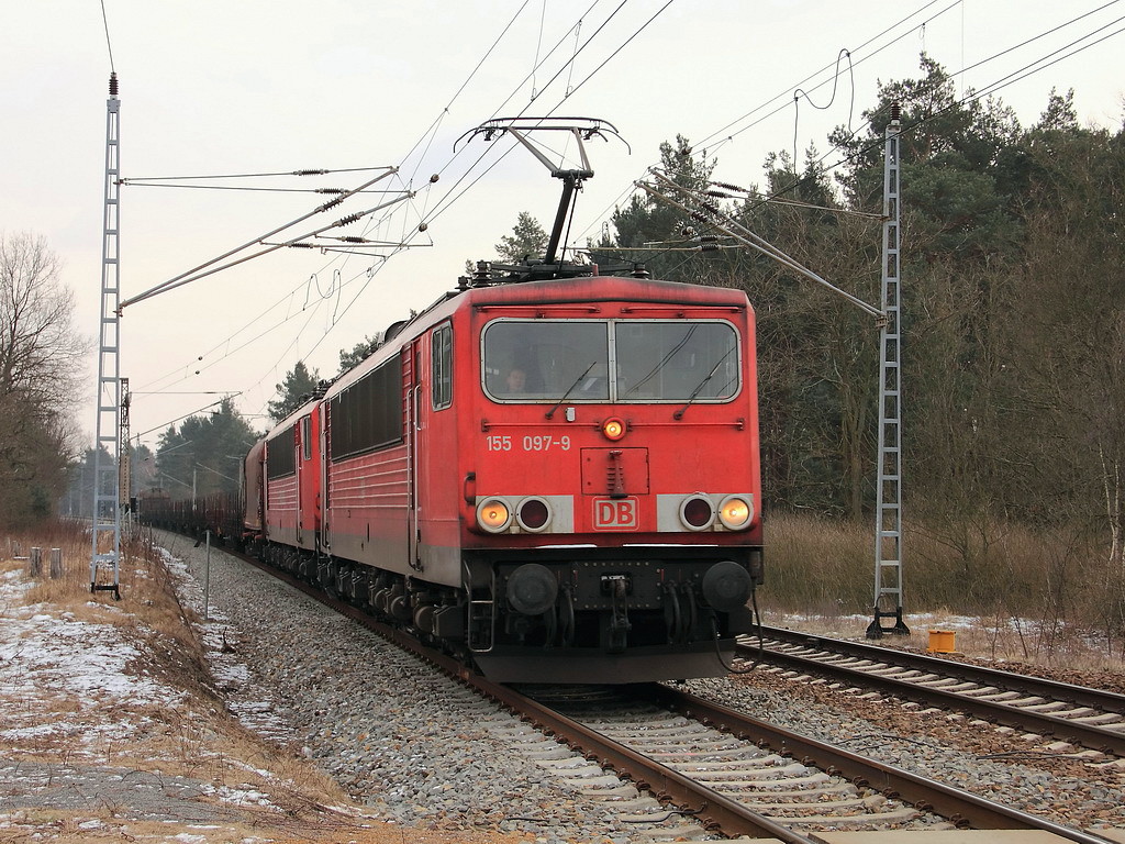 155 097-9 mit 155 011-0 und einem kurzen G�terzug am Haken kurz vor dem Bahn�bergang in Klein Ziescht. 