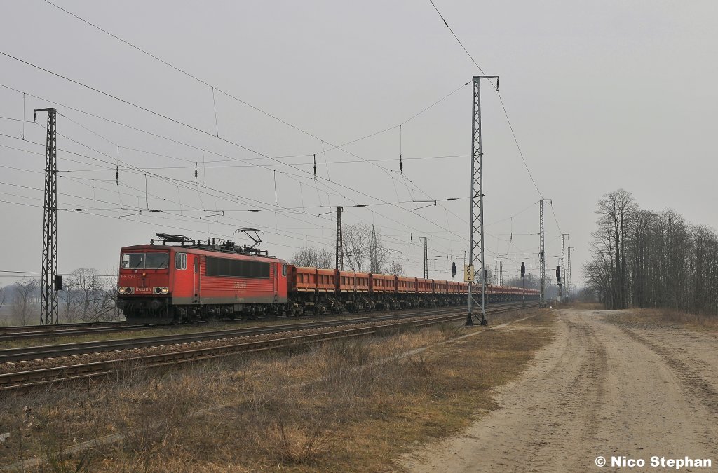 155 103-5 brachte einen Leerzug Seitenkipper von Irgendwo nach Nirgendwo,hier scheppert die Fuhre durch Saarmund (15.03.11)