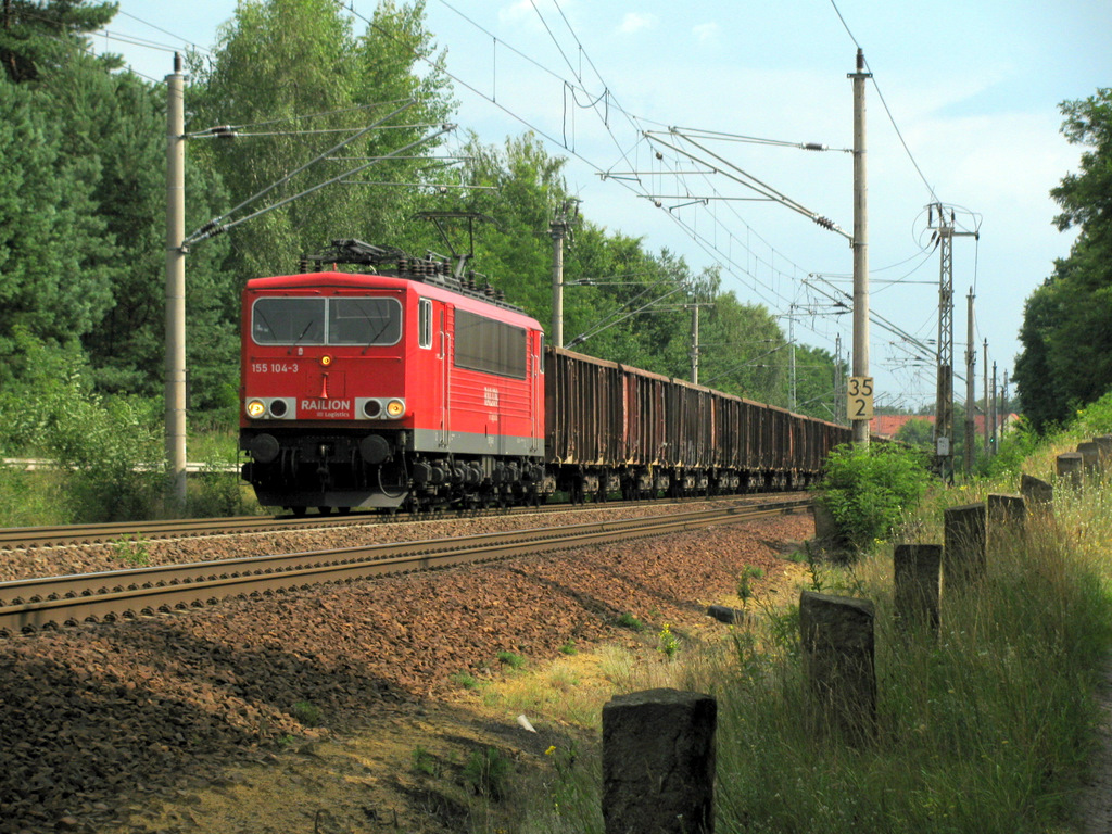 155 104-3 zeigt sich in einem tollen Zustand im Sonnenlicht am 15.07. in Bestensee mit einem O-Wagenganzzug in Richtung S�den.