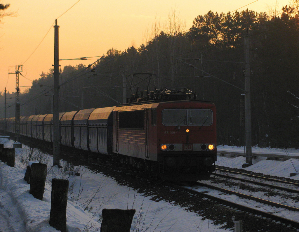 155 105-1 f�hrt als Umleiter mit einem kurzen Kohlenzug Richtung Norden am 25.01.2010 durch Bestensee.