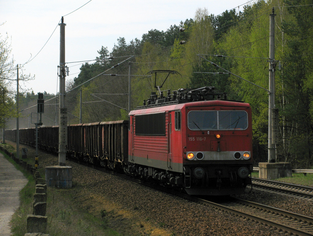 155 116-7 mit einem Sch�ttgutzug aus Richtung Cottbus am 24.04.2010 Richtung Berlin durch Bestensee.