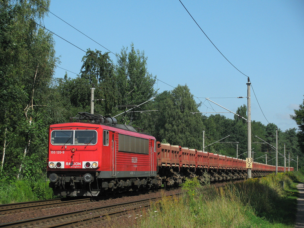 155 120-9 mit ihrem immer wiederkehrenden Schotterzug am 07.08, einem sehr hei�en Sommertag im Norden Bestensees.