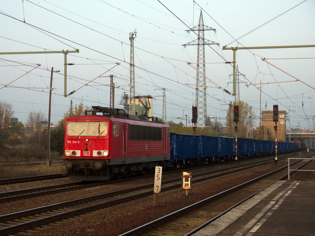 155 134-0 am 28.Oktober 2011 mit einem G�terzug passiert den Bahnhof Berlin Sch�nefeld Flughafen.