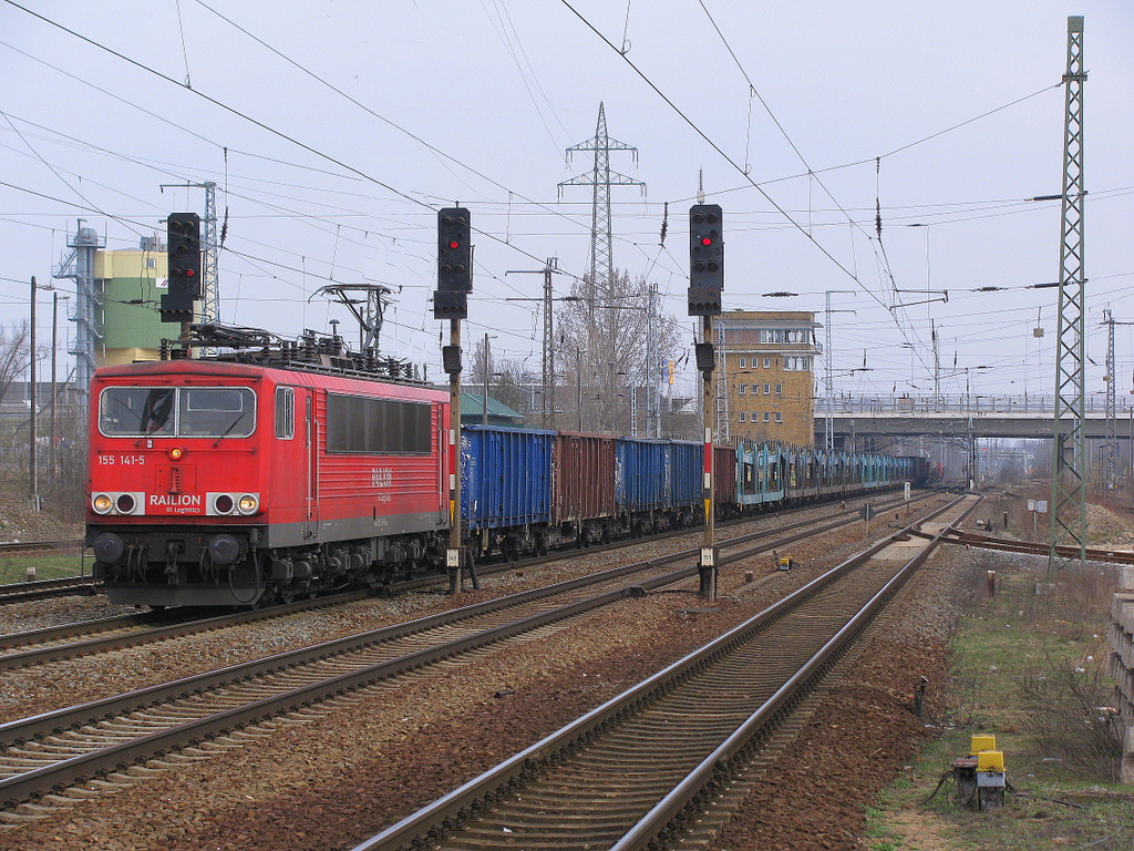 155 141-5 mit einem gemischten G�terzug von Frankfurt(Oder) Oderbr�cke Richtung Glasower Damm durch Sch�nefeld. 02.04.2011