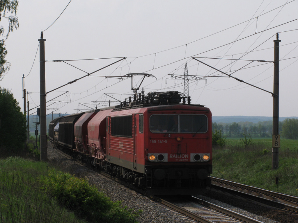 155 141-5 mit gemischten G�terzug Richtung Genshagener Heide kam auch am 29.04.2011 an uns und Nudow vorbei. 29.04.2011